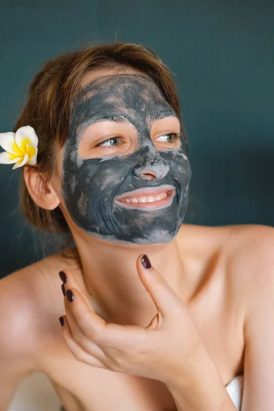 Gyönyörű Arcmaszkot Visel Wellness Gyógyító Spa Relaxációs Koncepció Kozmetikai Életmód — Stock Fotó