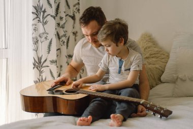 Baba ve oğul akustik gitar çalmayı öğreniyor. Oğluyla evde vakit geçirip ona gitarla nasıl güzel şarkı çalınacağını öğretiyor. Babalar günün kutlu olsun.
