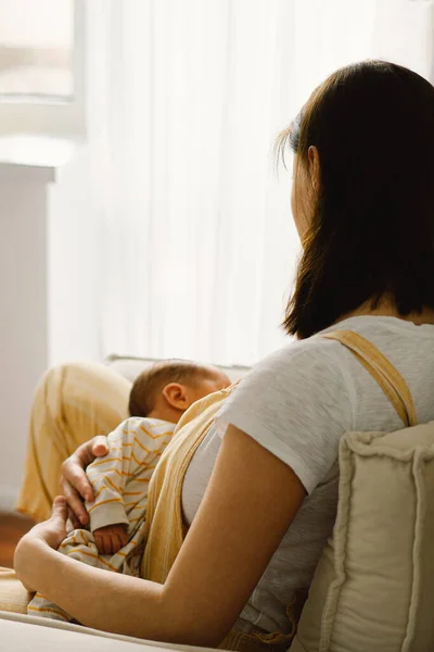 Niño recién nacido chupando leche de mama de las madres. Retrato de mamá y bebé lactante. — Foto de Stock