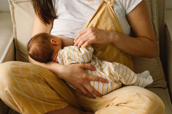 Niño recién nacido chupando leche de mama de las madres. Retrato de mamá y bebé lactante. — Foto de Stock