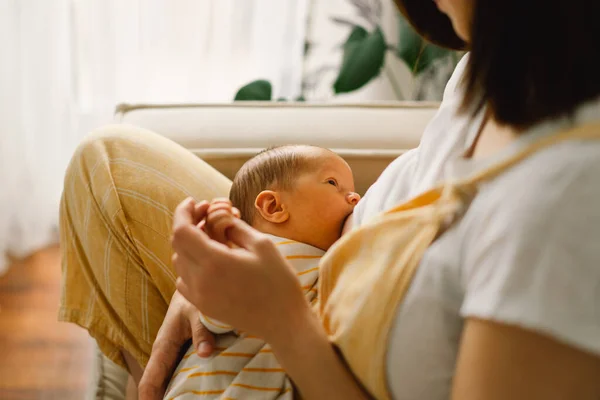 Bayi laki-laki yang baru lahir menghisap susu dari ibu payudara. Potret ibu dan bayi menyusui. — Stok Foto