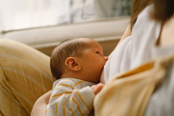 Niño recién nacido chupando leche de mama de las madres. Retrato de mamá y bebé lactante. — Foto de Stock