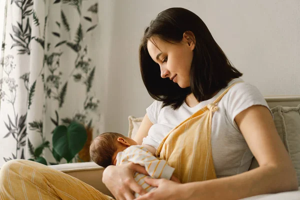 Niño recién nacido chupando leche de mama de las madres. Retrato de mamá y bebé lactante. — Foto de Stock