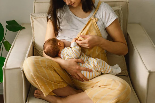 Niño recién nacido chupando leche de mama de las madres. Retrato de mamá y bebé lactante. — Foto de Stock