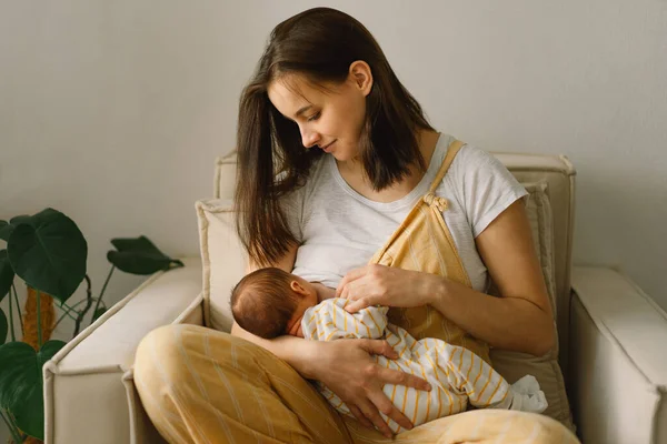 Niño recién nacido chupando leche de mama de las madres. Retrato de mamá y bebé lactante. — Foto de Stock