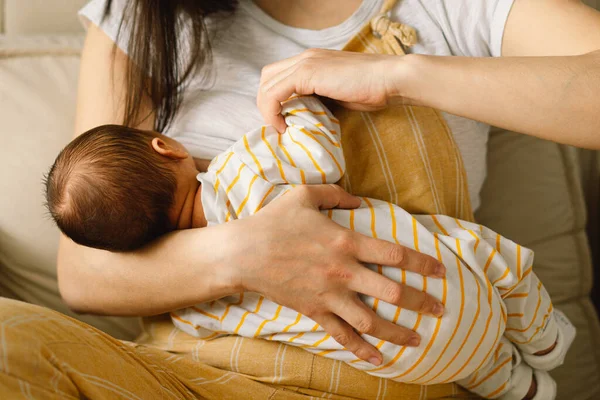 Niño recién nacido chupando leche de mama de las madres. Retrato de mamá y bebé lactante. — Foto de Stock