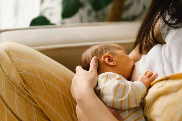 Niño recién nacido chupando leche de mama de las madres. Retrato de mamá y bebé lactante. — Foto de Stock