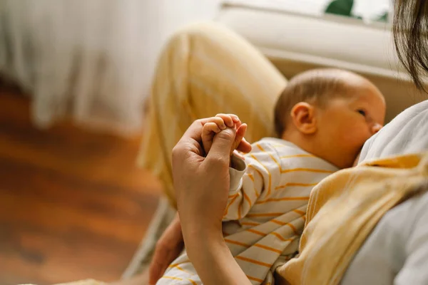 刚出生的男婴正在吸吮妈妈的乳汁.母亲和哺乳期婴儿的肖像. — 图库照片