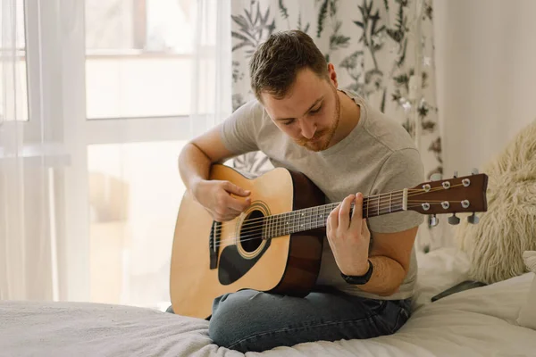 Seorang Pria Memainkan Gitar Akustik Sebuah Ruangan Rumah Hobi Seorang — Stok Foto
