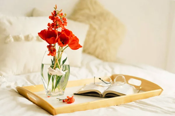 リビングルームの家のインテリアでまだ生活の詳細 本と花瓶の赤いチューリップを開きます 読んで休みなさい いい春のコンセプト — ストック写真