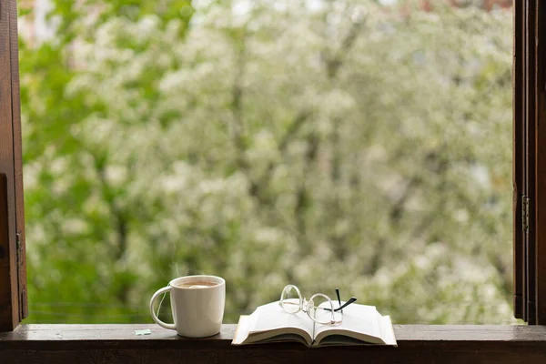 Kitap Bardak Çay Ahşap Bir Pencerede Kırmızı Laleler Oku Dinlen — Stok fotoğraf