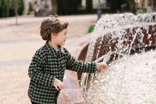 Chico Rizado Jugando Fuente Pequeño Niño Juega Plaza Entre Agua —  Fotos de Stock