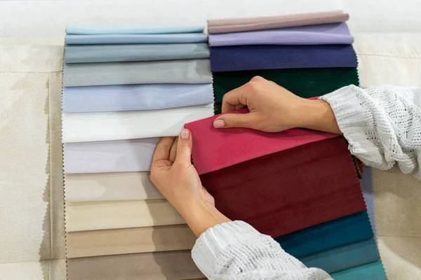 Kadın Kanepedeki Kumaşı Seçiyor Tekstil Endüstrisi Geçmişi Doku Kataloğu — Stok fotoğraf