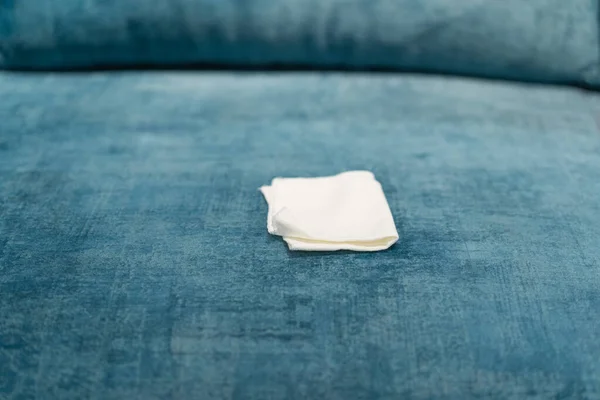Frau Putzt Blaues Sofa Mit Weißem Tuch Sofa Putzen Flecken — Stockfoto