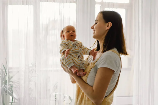 Madre Jugando Con Bebé Recién Nacido Casa Cerca Ventana Feliz — Foto de Stock