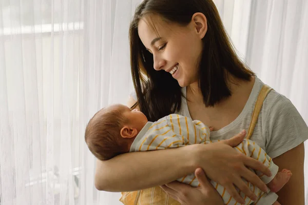 Madre Jugando Con Bebé Recién Nacido Casa Cerca Ventana Feliz — Foto de Stock