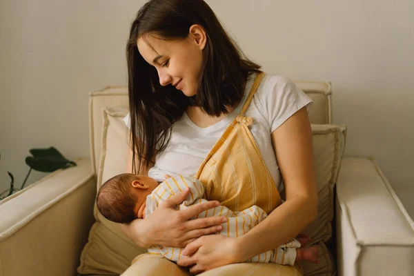 Niño Recién Nacido Chupando Leche Mama Las Madres Retrato Mamá — Foto de Stock