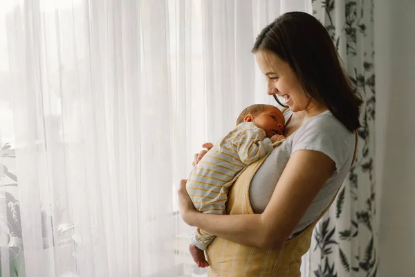 Madre Jugando Con Bebé Recién Nacido Casa Cerca Ventana Feliz — Foto de Stock