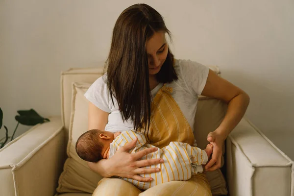 Yeni Doğmuş Erkek Bebek Anne Göğsünden Süt Emiyor Anne Emziren — Stok fotoğraf