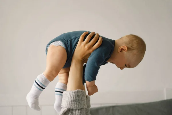 Uma Jovem Mãe Está Brincando Com Menino Mãe Bebé Amamentar — Fotografia de Stock