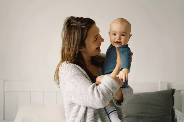 Una Madre Joven Está Jugando Con Niño Pequeño Madre Bebé — Foto de Stock