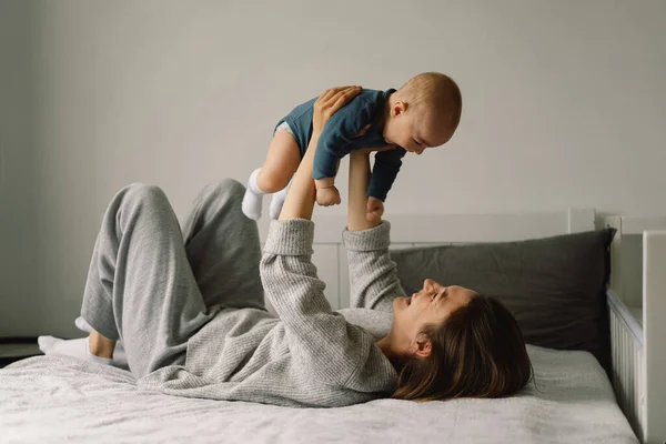 Młoda Matka Bawi Się Małym Chłopcem Matka Karmiącego Dziecka Szczęśliwego — Zdjęcie stockowe