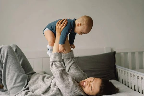 Uma Jovem Mãe Está Brincando Com Menino Mãe Bebé Amamentar — Fotografia de Stock