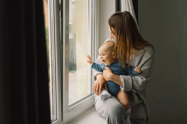 Matka Bawiąca Się Synkiem Domu Przy Oknie Szczęśliwego Niemowlęcia Mamy — Zdjęcie stockowe