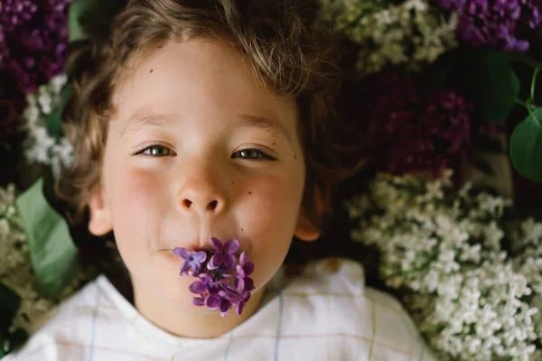 Porträt Eines Glücklichen Jungen Fliederfarbenen Blumen Glückliche Kindheit Frühlingszeit — Stockfoto