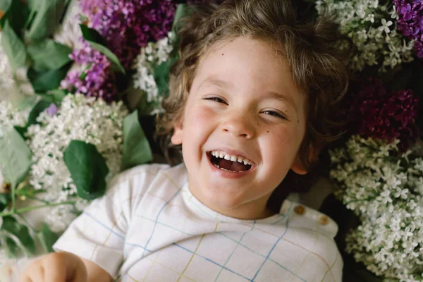 Retrato Menino Feliz Flores Lilás Feliz Infância Hora Primavera — Fotografia de Stock