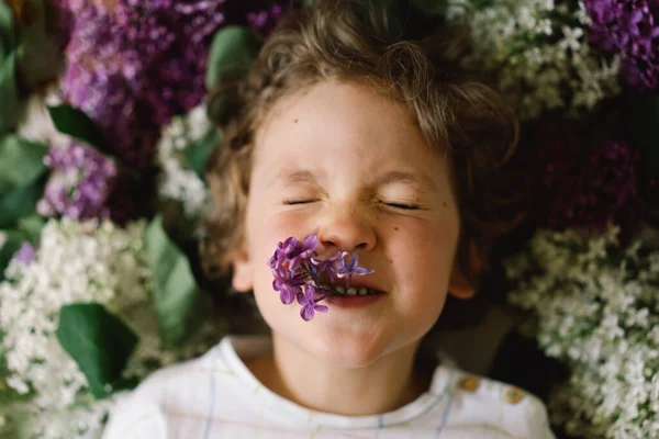 Retrato Menino Feliz Flores Lilás Feliz Infância Hora Primavera — Fotografia de Stock