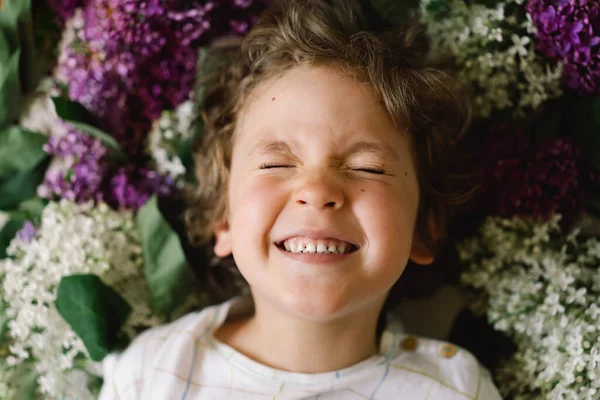 Retrato Menino Feliz Flores Lilás Feliz Infância Hora Primavera — Fotografia de Stock