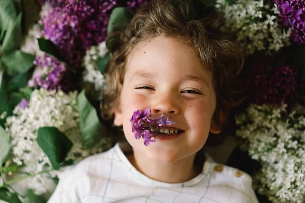 Porträt Eines Glücklichen Jungen Fliederfarbenen Blumen Glückliche Kindheit Frühlingszeit — Stockfoto