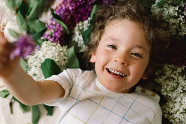 Retrato Menino Feliz Flores Lilás Feliz Infância Hora Primavera — Fotografia de Stock