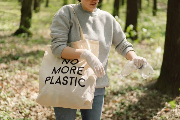 义工妇女在森林里被清洗干净。女人收集塑料. — 图库照片