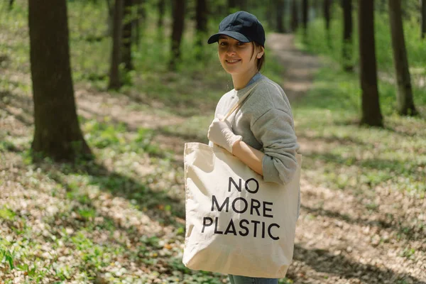 义工妇女在森林里被清洗干净。女人收集塑料. — 图库照片