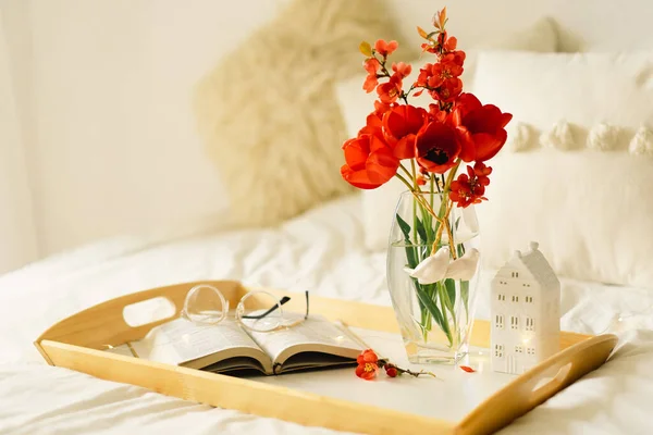 客厅室内静谧的生活细节 打开书本和花瓶 红色郁金香 读书和休息 舒适的春天概念 — 图库照片
