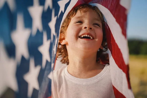 Amerikan Bayrağıyla Sahada Koşan Küçük Mutlu Vatansever Çocuk Abd Temmuz — Stok fotoğraf