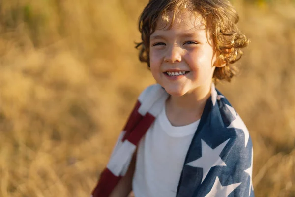 Feliz Niño Patriota Corriendo Campo Con Bandera Americana Celebra Julio —  Fotos de Stock