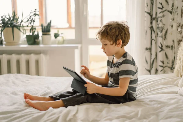 Niño Pequeño Con Una Tableta Habitación Chico Juega Tableta Concepto — Foto de Stock