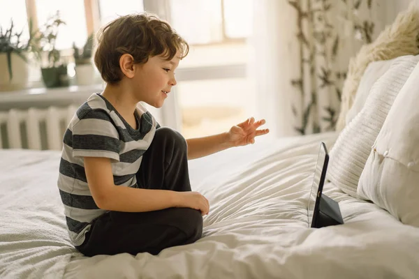 Rapazinho Com Tablet Quarto Rapaz Joga Tablet Conceito Tecnologia Criança — Fotografia de Stock