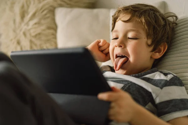 Rapazinho Com Tablet Quarto Rapaz Joga Tablet Conceito Tecnologia Criança — Fotografia de Stock