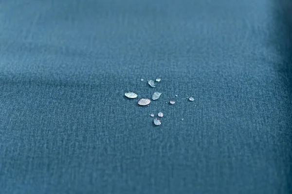 Vízcseppek vízálló textilanyagon - rövid mélységű mező. — Stock Fotó