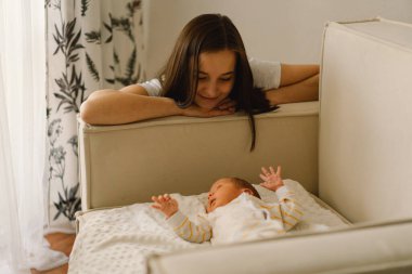 Anne evde yeni doğmuş oğluyla oynuyor. Mutlu bebek ve anne. Anneler Günü.