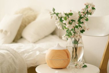 Aromaterapi Konsepti. Yatak odasında Aroma yağı difüzörüne karşı sandalye. Oda spreyi. Ev için ultrasonik aroma ayırıcı