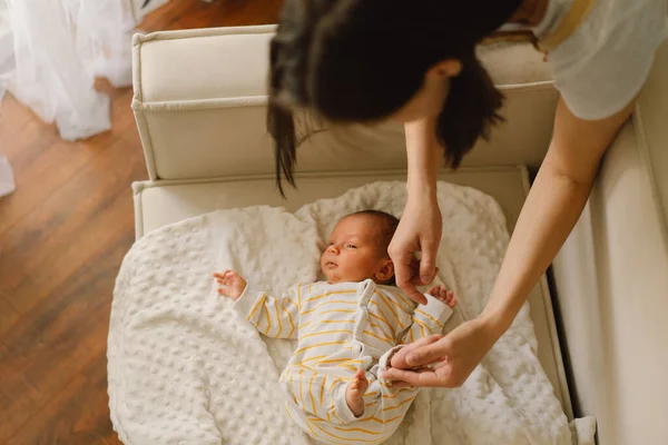 Madre Jugando Con Bebé Recién Nacido Casa Feliz Bebé Mamá — Foto de Stock