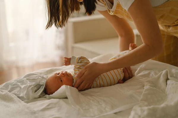 Mamá Cambiando Pañal Bebé Recién Nacido Feliz Joven Madre Jugando — Foto de Stock