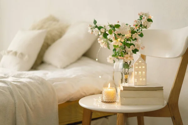 客厅室内静谧的生活细节 蜡烛和装有苹果春花的花瓶 读书和休息 舒适的春天概念 — 图库照片