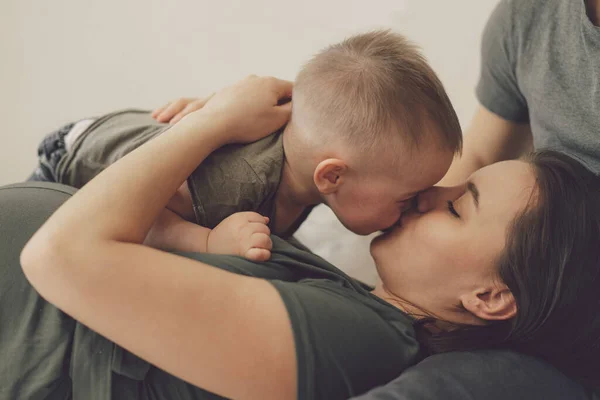 Családi Szerelem Szülők Kisfiúk Jól Érzik Magukat Otthon Hálószobában Családi — Stock Fotó