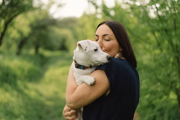 Femme Jouer Jack Russell Terrier Chien Dans Prairie Femme Embrassant — Photo